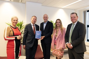 BOEK ZORG VOOR TRANSITIE AANGEBODEN AAN MINISTER KUIPERS